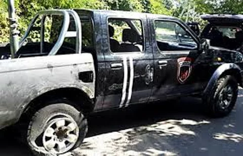 Nissan z polską rejestracją użyty w walkach na Ukrainie (fot. @gwinplane/.therussophile.org)