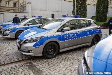 Nissany Leafy jako radiowozy polskiej policji