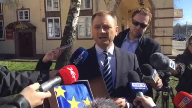 Sławomir Nitras pod biurem Joachima Brudzińskiego