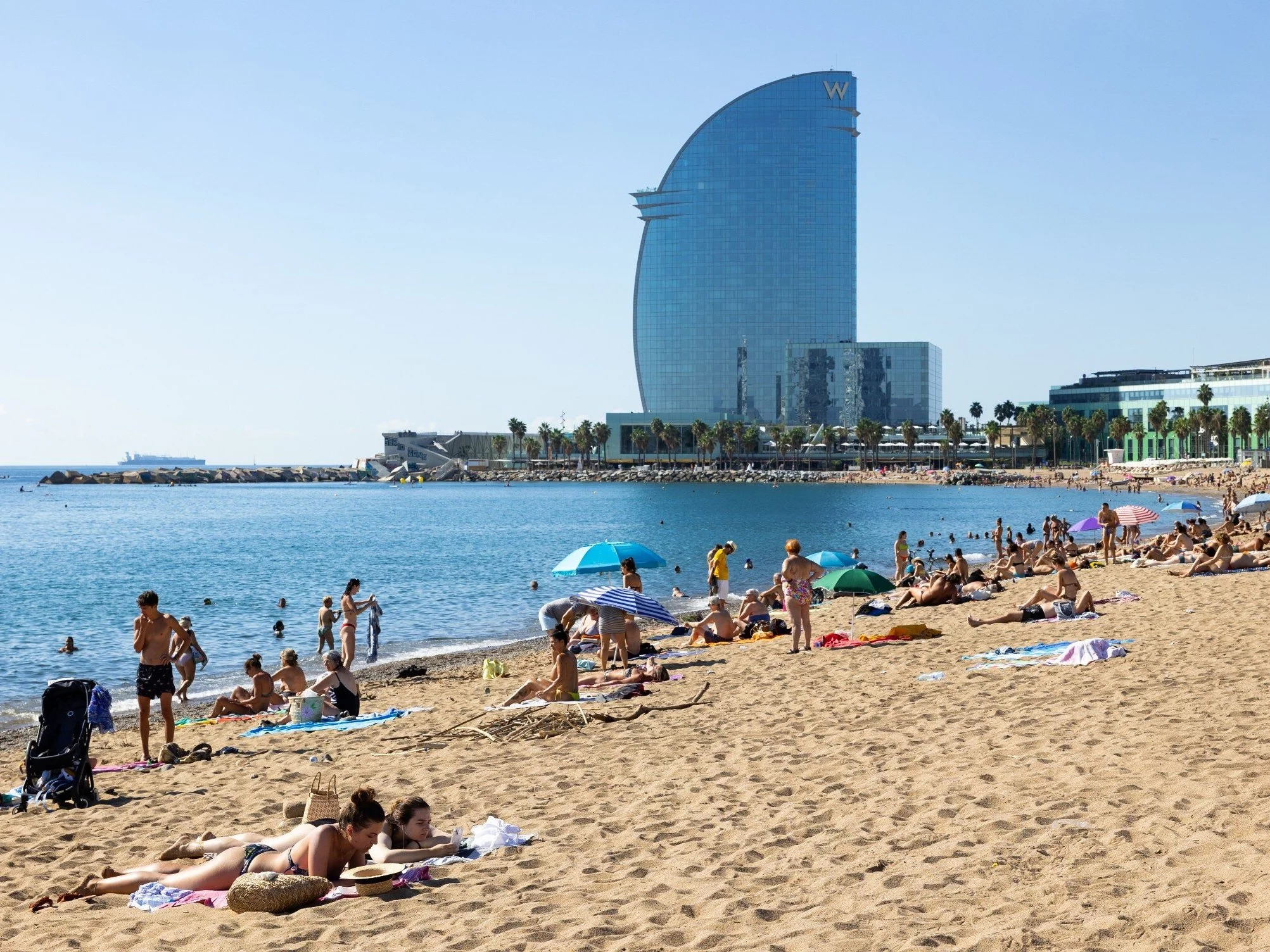 Śpią na plaży zamiast w hotelu. „Organizujemy zmiany wartownicze”