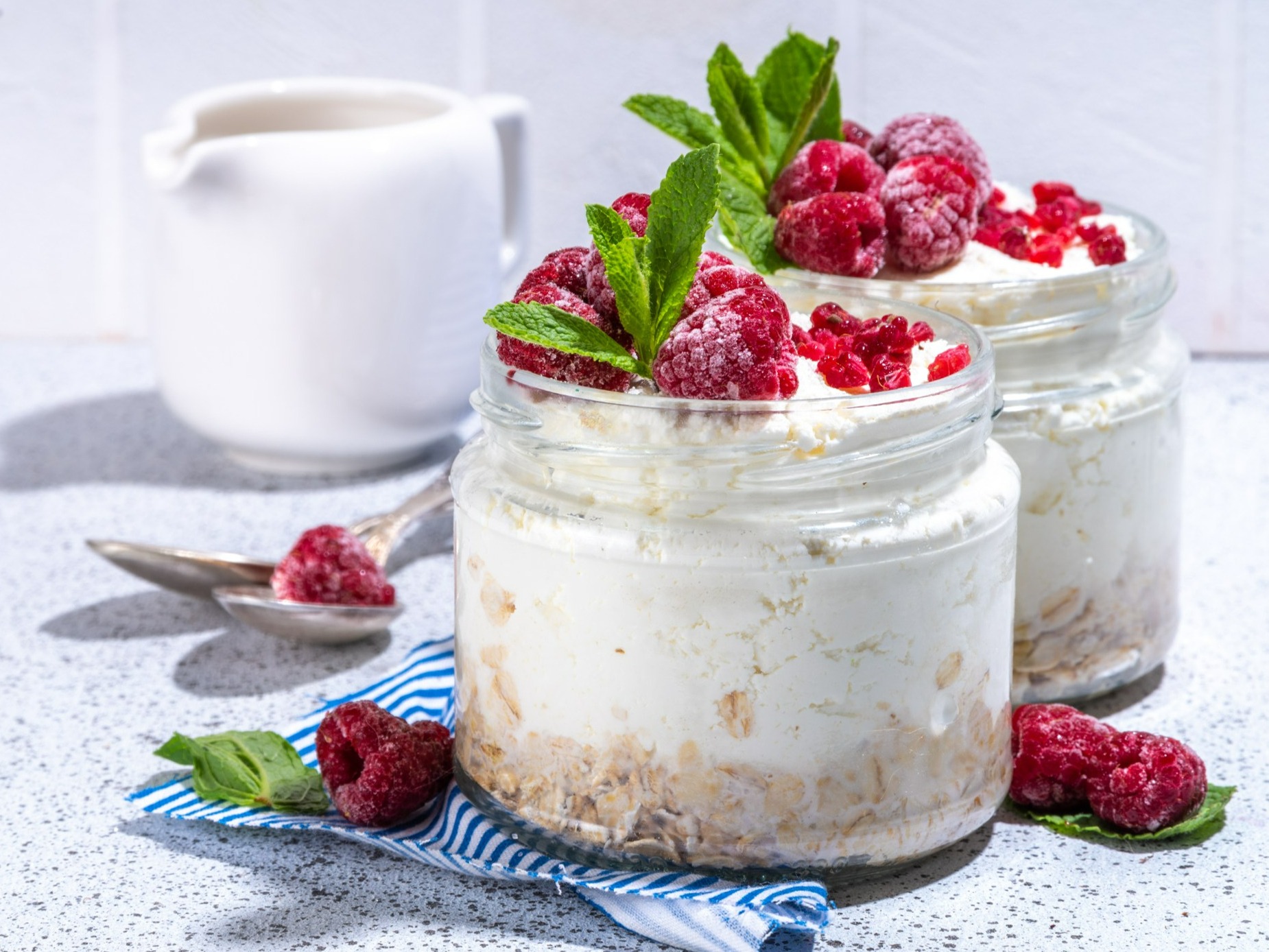 Ta nocna owsianka to genialne śniadanie na lato. Zalewam płatki i zjadam z dwoma zdrowymi produktami