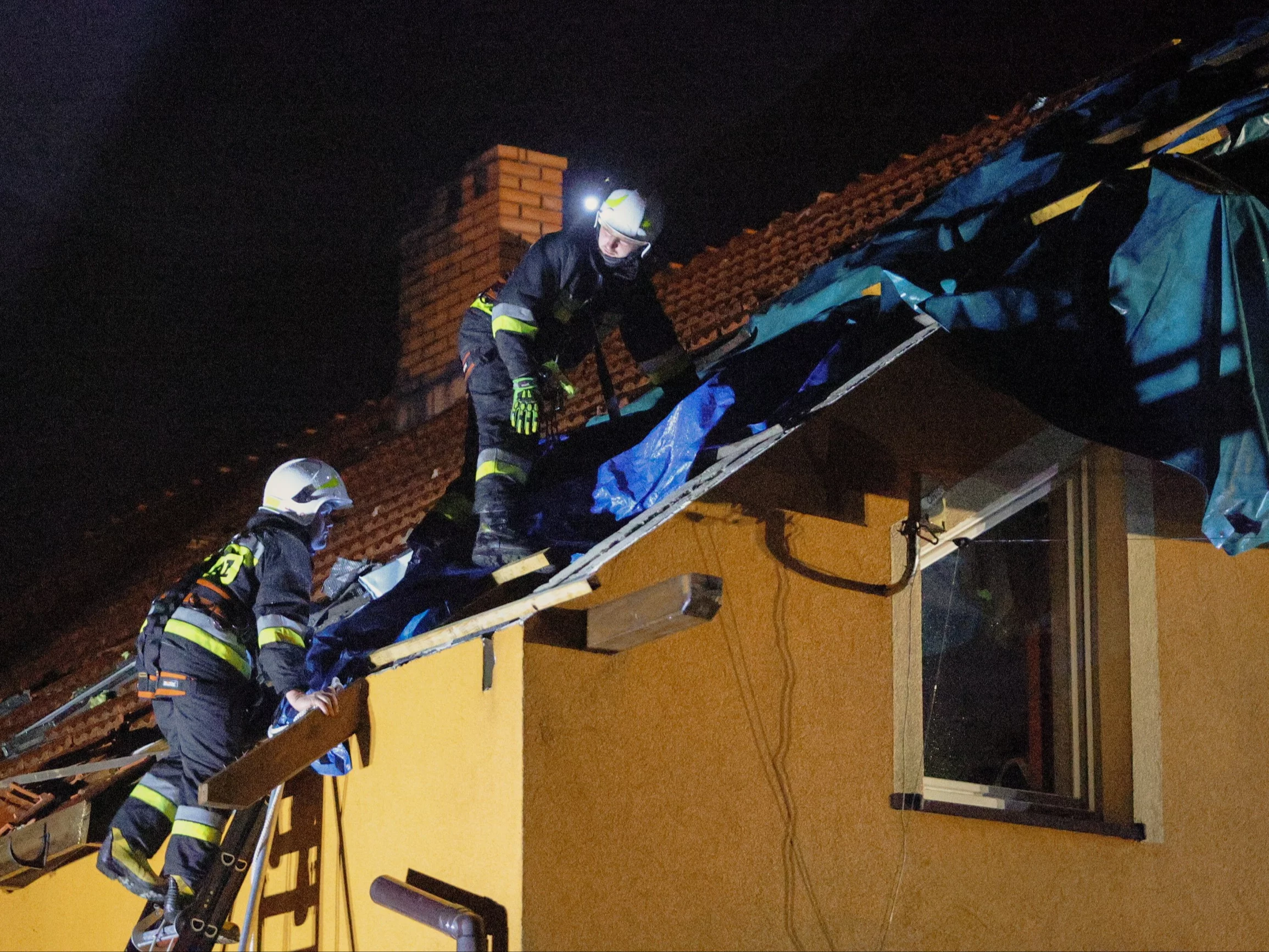 Strażacy zabezpieczają dach w Brzeszczach