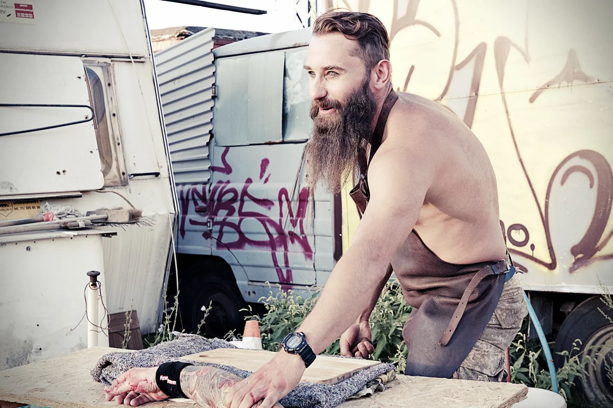 Nocny kochanek - dziewczyna z kebabem