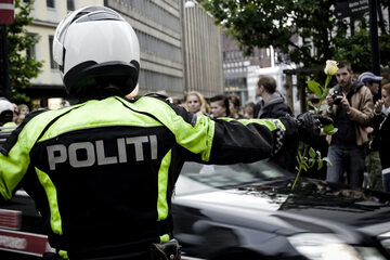 Norweski policjant z różą