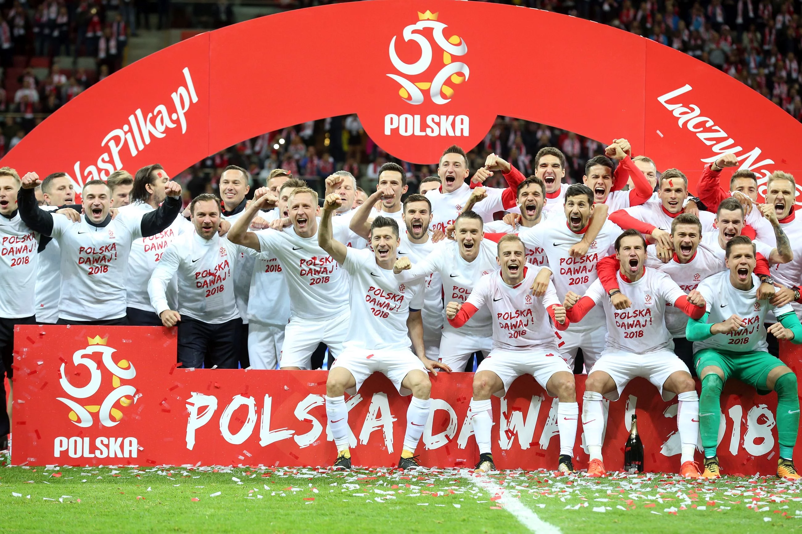 Polscy piłkarze świętujący awans na mundial