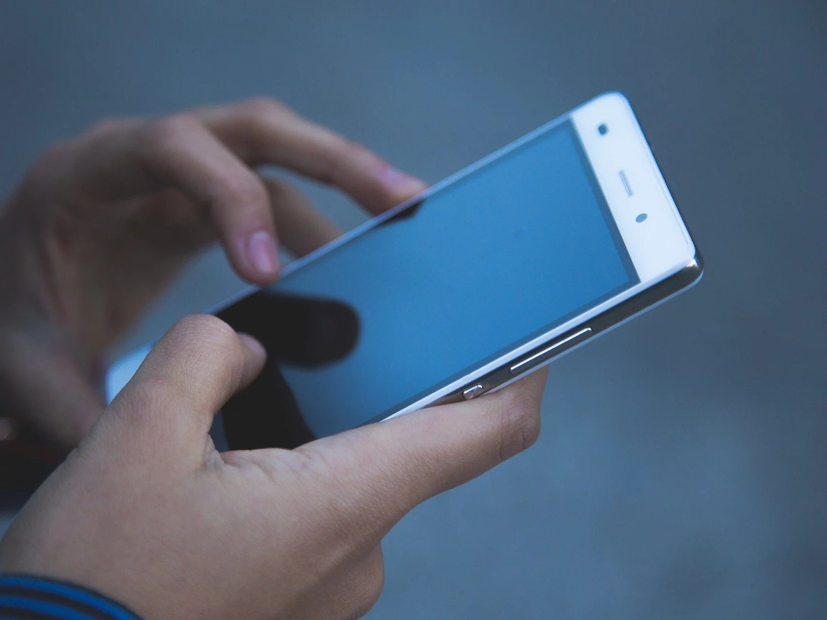 Nowa plaga oszustw. Uwaga na „znajomego z Facebooka”