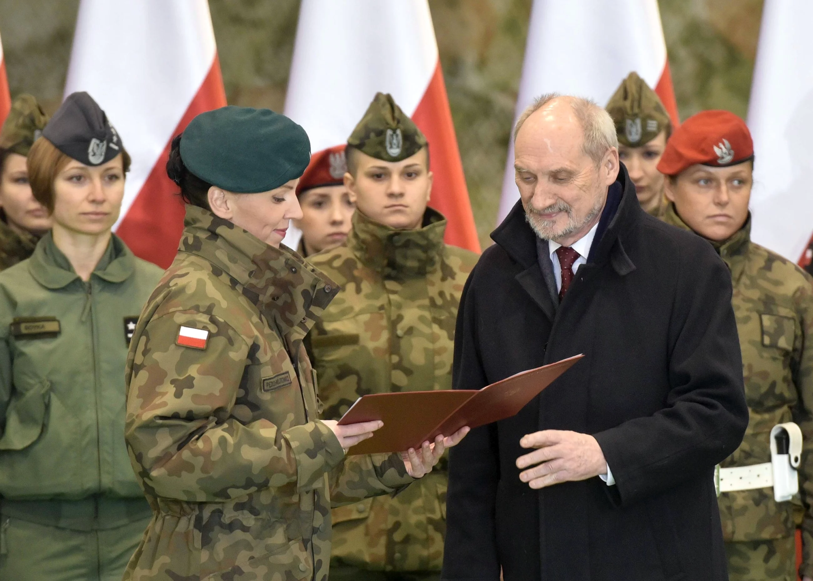 Mjr Anna Pęzioł-Wójtowicz i szef MON Antoni Macierewicz