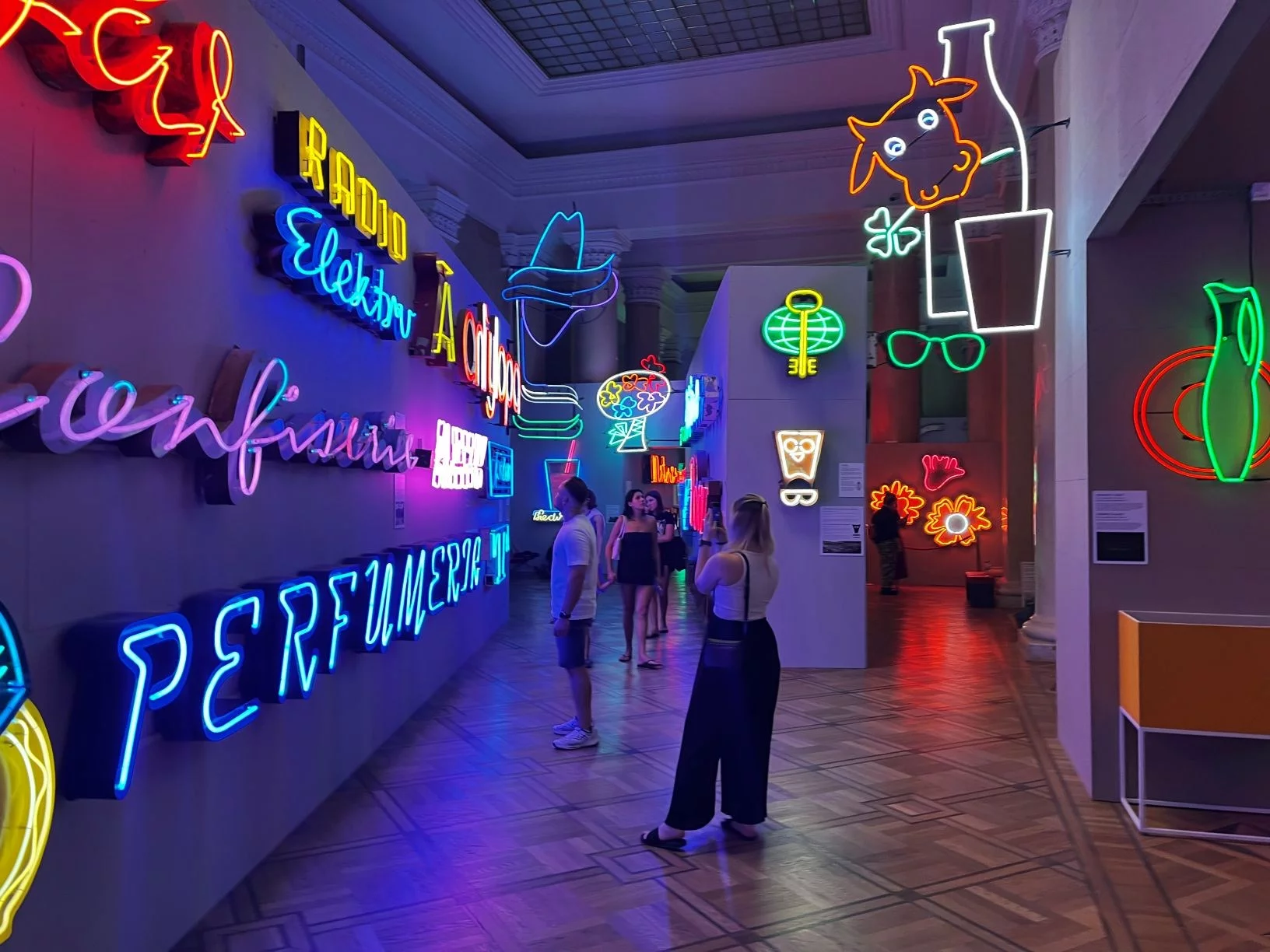 „Światła Miasta” w Muzeum Neonów. Wystawa, która przenosi do Warszawy lat 70