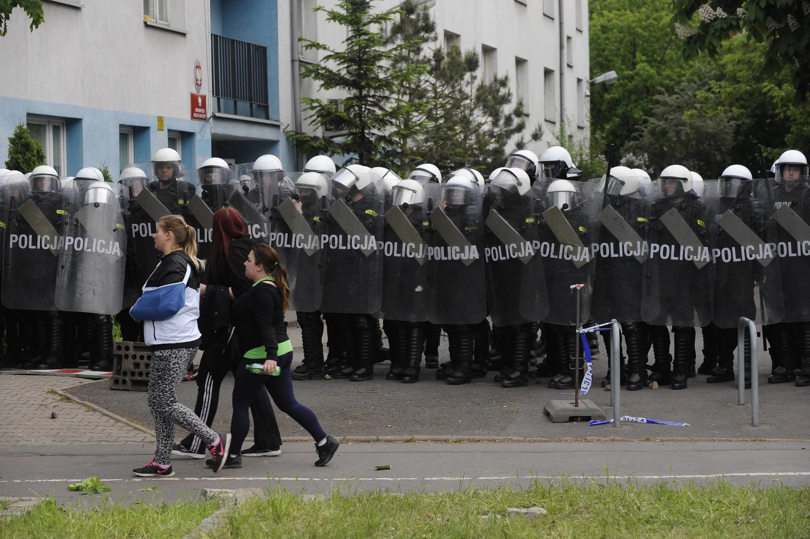 Policja ochraniająca komisariat po śmierci Igora Stachowiaka