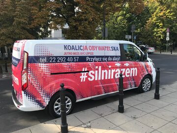 Nowe hasło Koalicji Obywatelskiej na busach