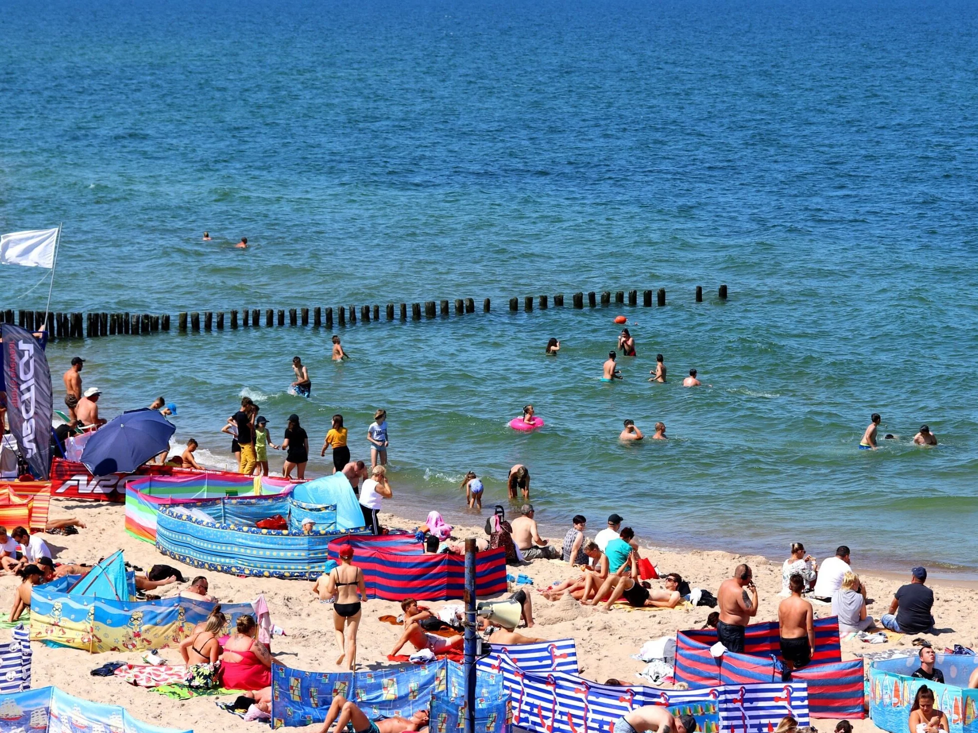 Turyści na plaży, zdjęcie ilustracyjne