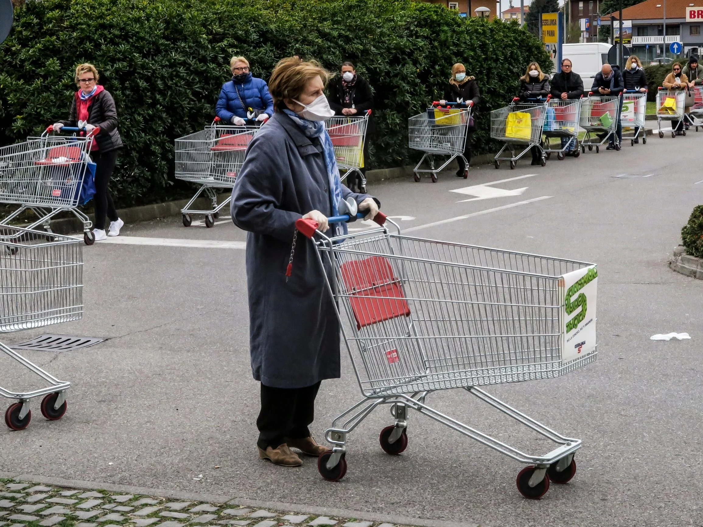 Kolejka do marketu w jednym ze sklepów na terenie Lombardii