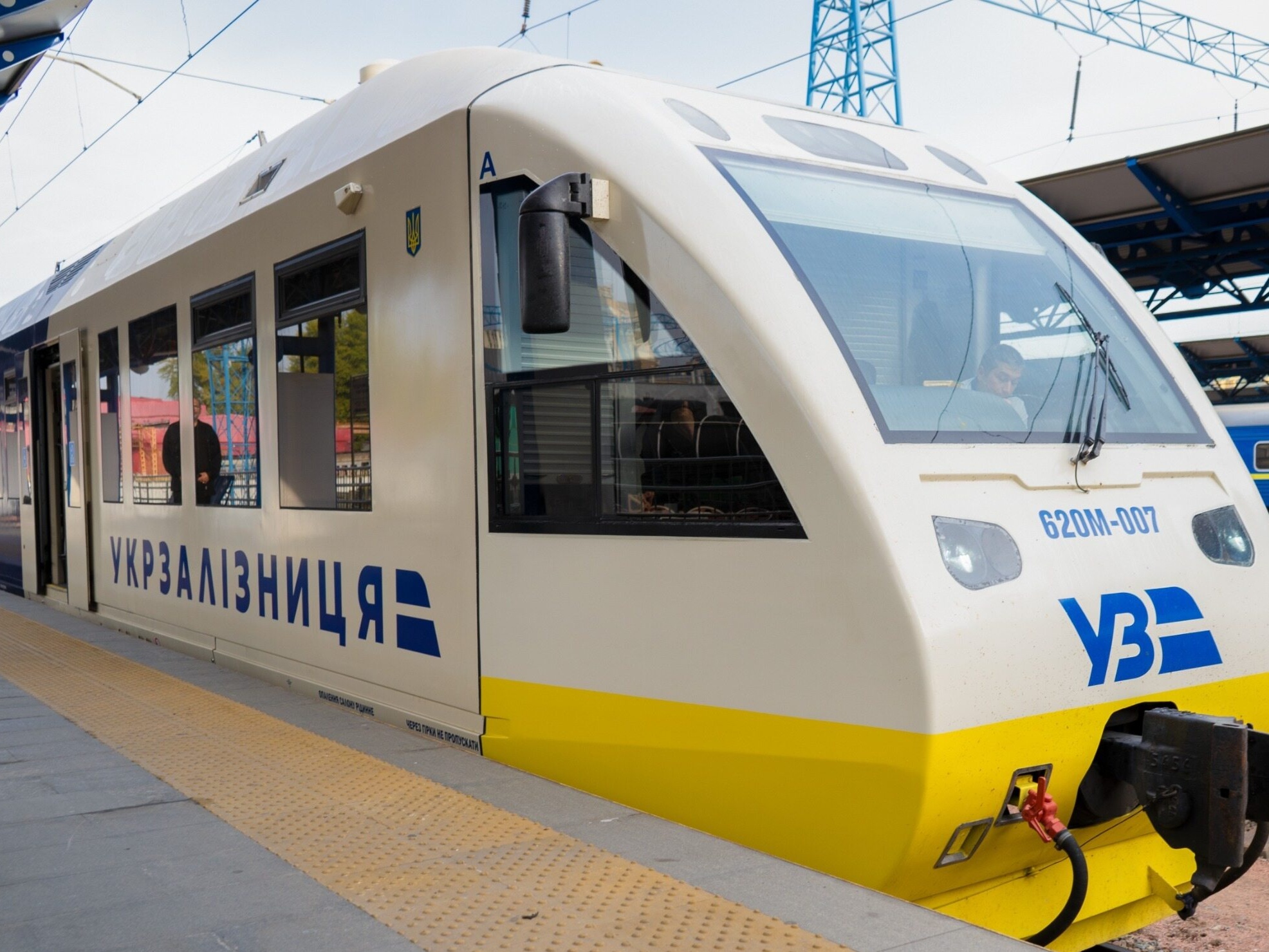 Pociąg elektryczny Ukrzaliznytsia na stacji.
