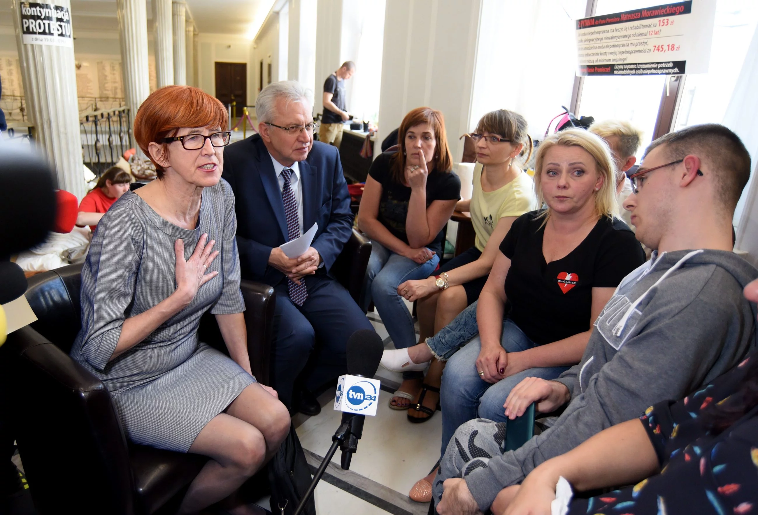 Elżbieta Rafalska na spotkaniu z protestującymi