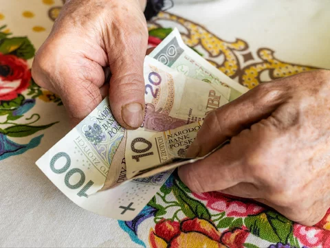 Senior liczy pieniądze