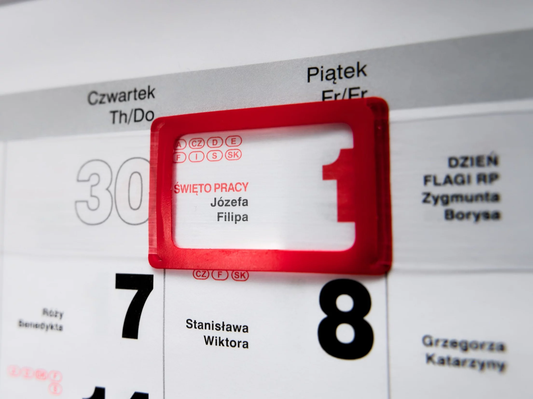 Kalendarz ścienny z czerwoną ramką podkreślającą święto państwowe w Polsce, zdjęcie ilustracyjne