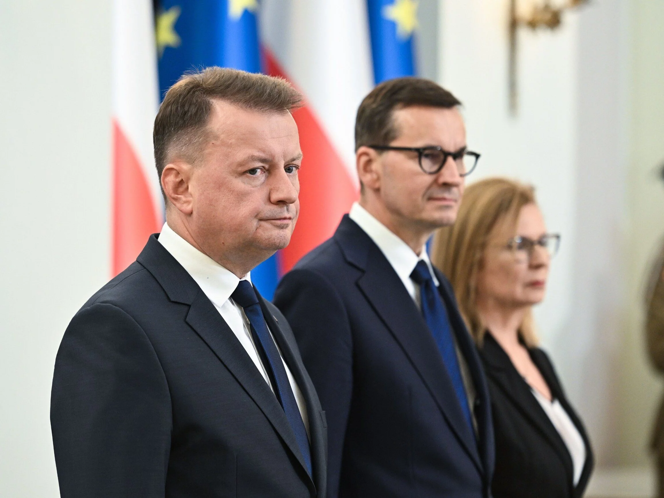 Mariusz Błaszczak, w tle Mateusz Morawiecki