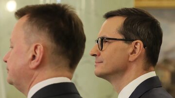Nowo powołani premier Mateusz Morawiecki (P) oraz minister obrony narodowej Mariusz Błaszczak (L) podczas uroczystości powołania i zaprzysiężenia Rady Ministrów