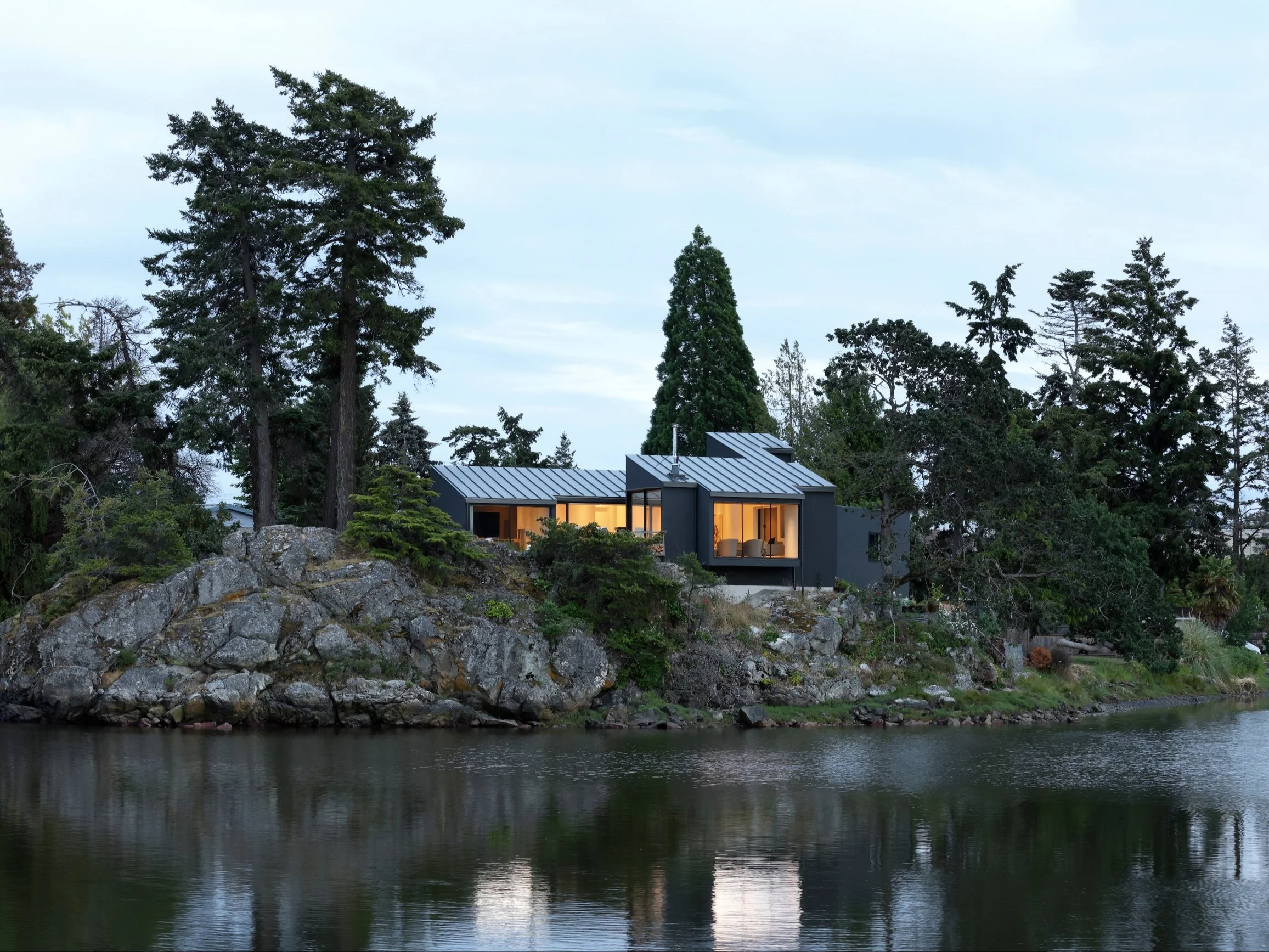 Shoreline House. Nowoczesny dom na wybrzeżu, projekt: Splyce