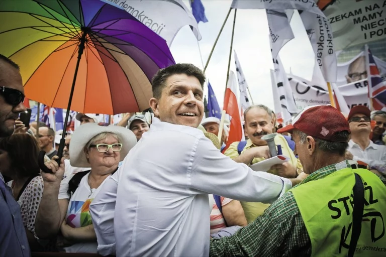 Ryszard  Petru  w czasie marszu KOD. Ile udało mu się wygrać?