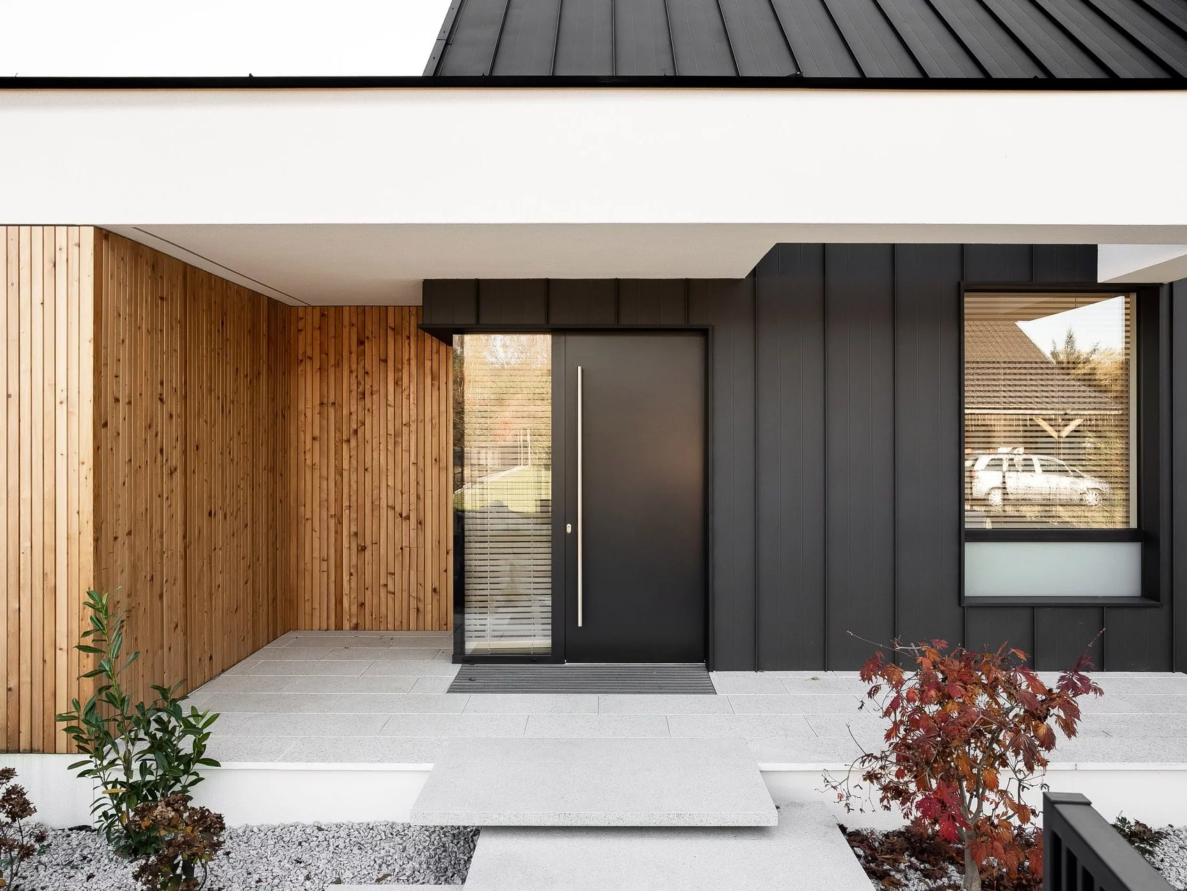 Atrium House, to prywatny azyl, w którym światło zostało podniesione do rangi głównego elementu kompozycyjnego, determinującego zarówno estetykę, jak i funkcjonalność. Projekt: pracownia MOKAA