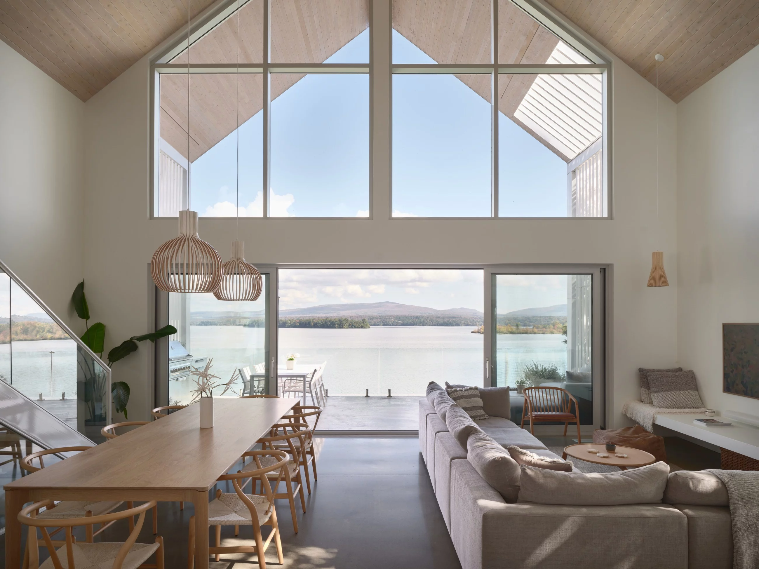 Komfortowy dom nad brzegiem jeziora, projekt MUUK Architecture