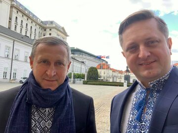 Nowy ambasador Ukrainy w Polsce Wasyl Zwarycz (po prawej) z kończącym misję w Polsce Andrijem Deszczycą. Zdjecie z 2020 r.