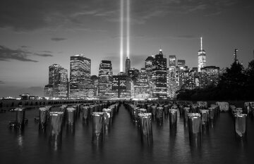Nowy Jork i słupy światła w miejscu wież WTC