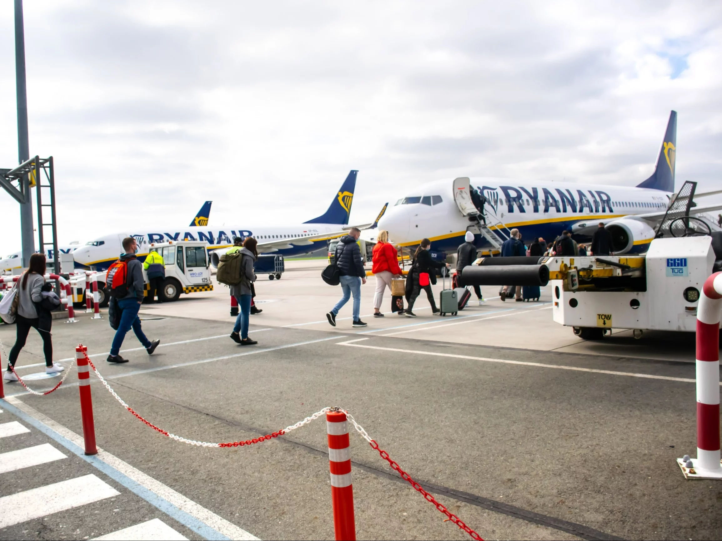Samolot Ryanair na lotnisku, zdjęcie ilustracyjne