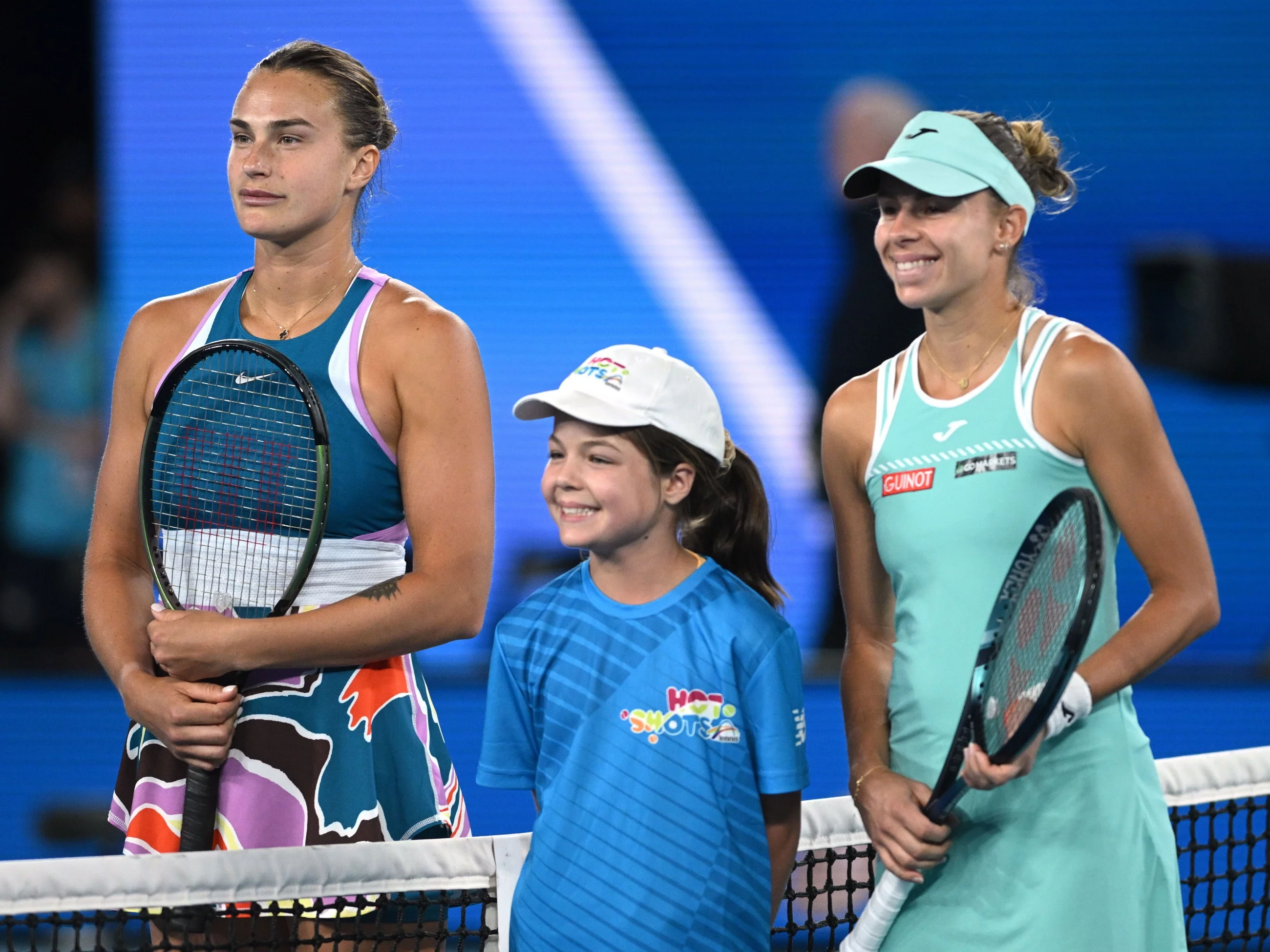 Aryna Sabalenka (z lewej) i Magda Linette (z prawej)