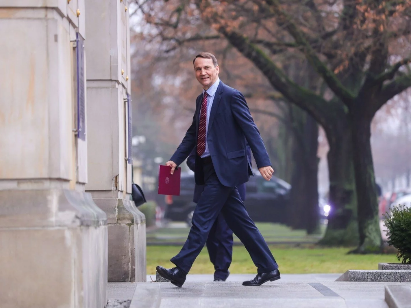 Minister spraw zagranicznych Radosław Sikorski przed wejściem do siedziby Kancelarii Prezesa Rady Ministrów w Warszawie, 13 grudnia