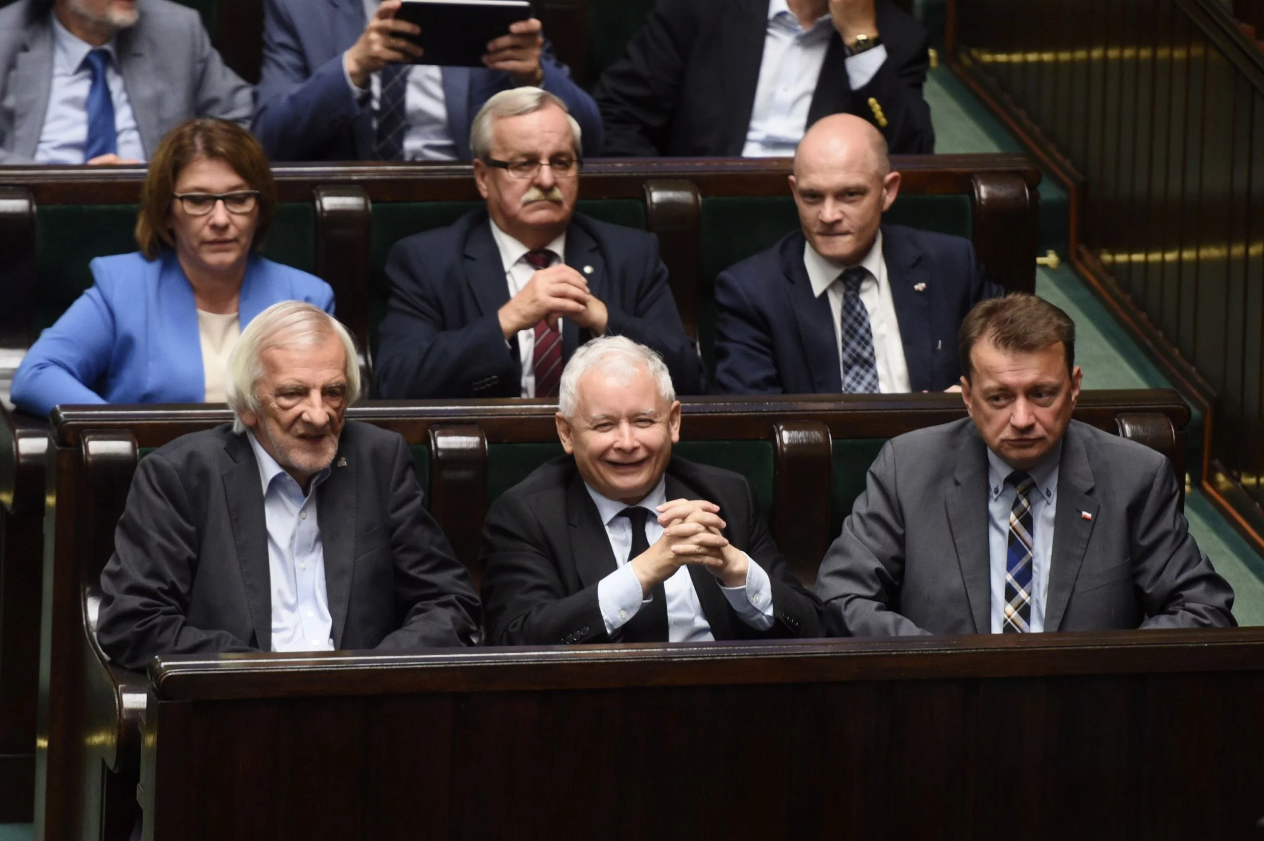 Jarosław Kaczyński w otoczeniu polityków PiS