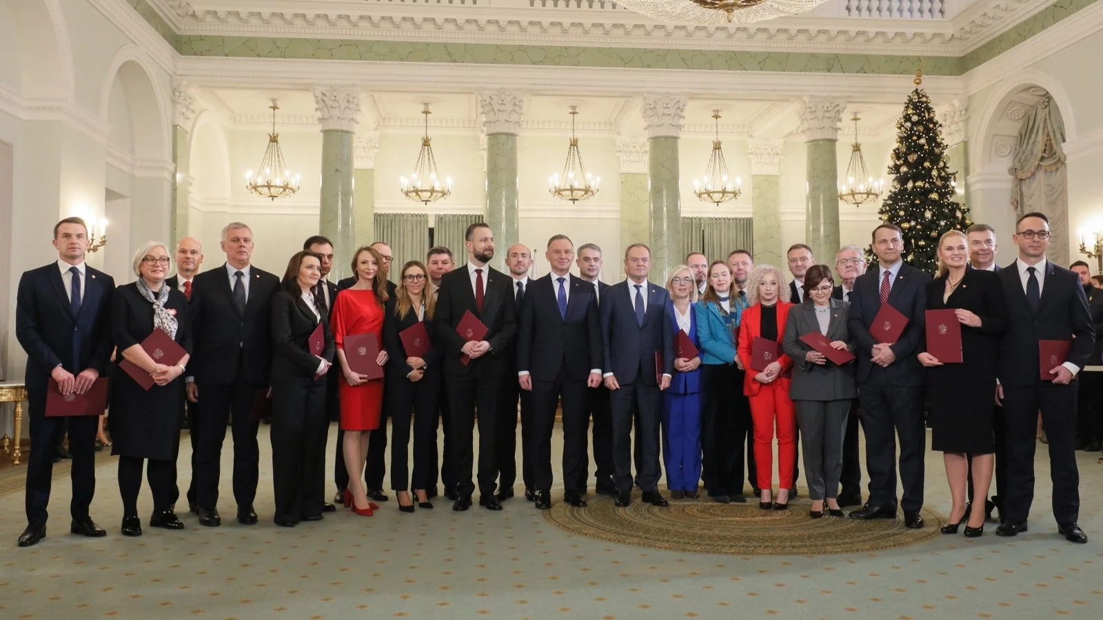 Prezydent Andrzej Duda oraz premier Donald Tusk na wspólnym zdjęciu z nowo powołanymi członkami rządu