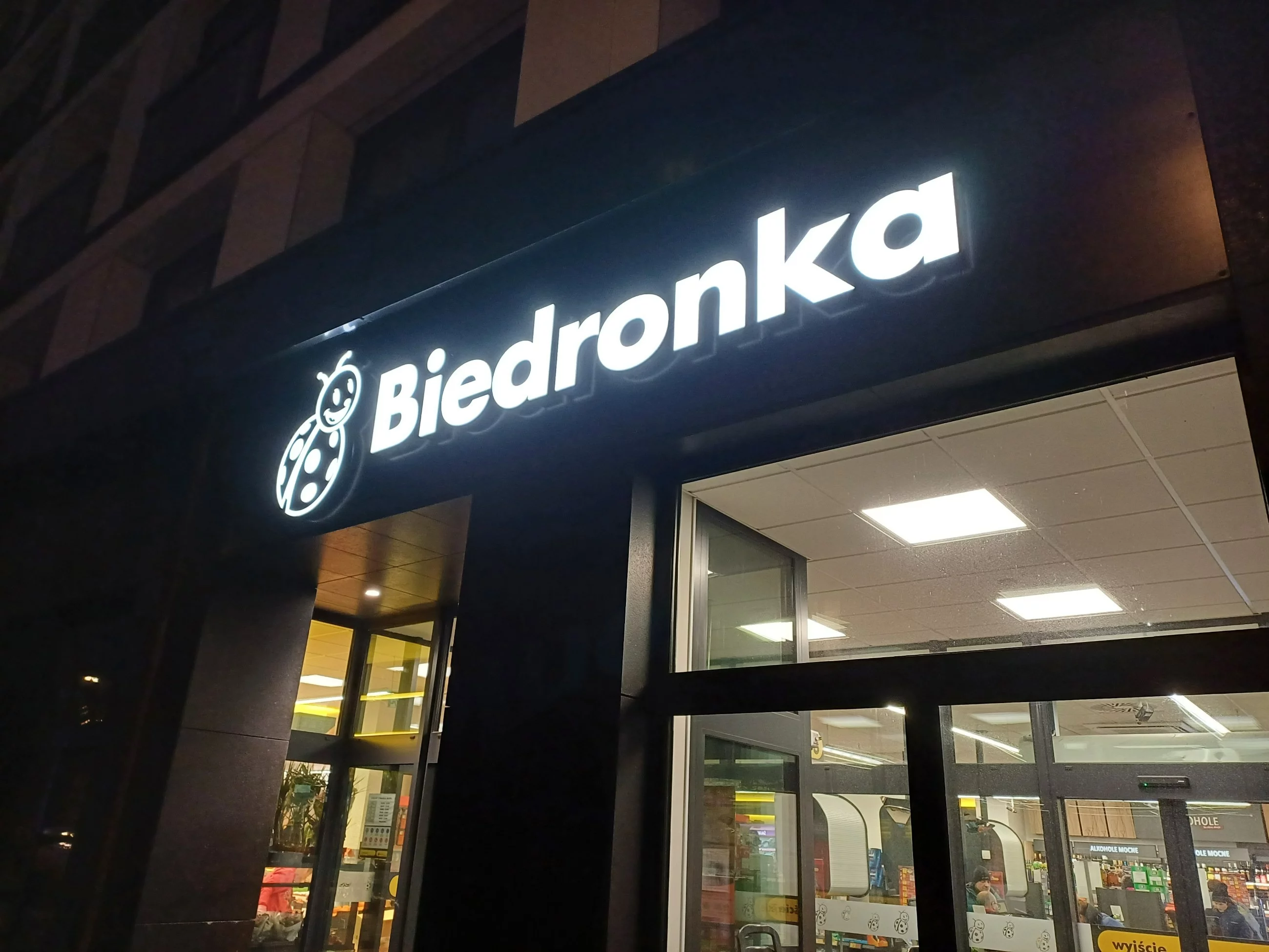Nowy sposób na kaucję w Biedronce. Albo gotówka, albo e-Portfel