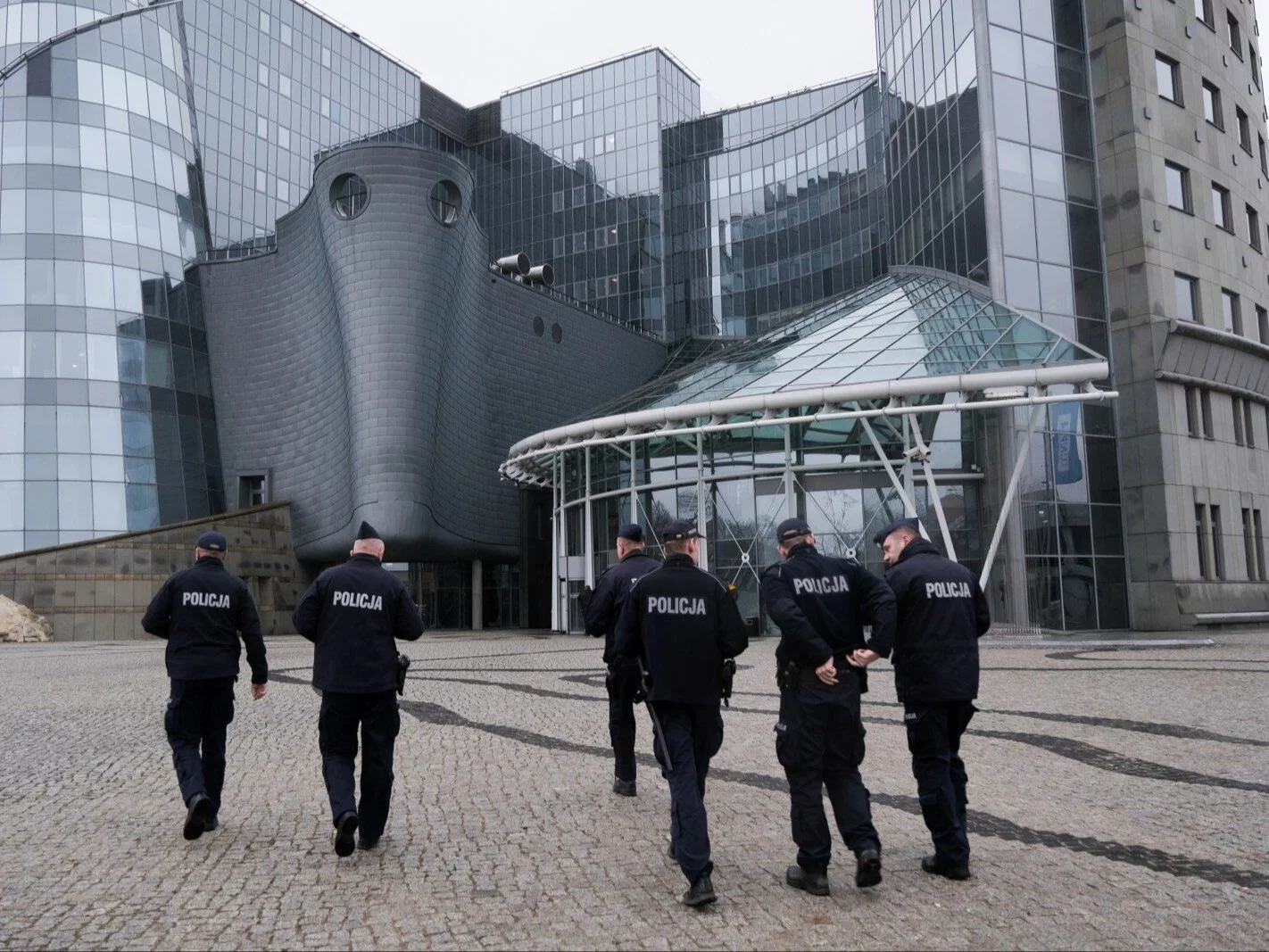 Funkcjonariusze policji przed budynkiem TVP przy ulicy Woronicza w Warszawie, 20 grudnia. Powód przyjazdu funkcjonariuszy nie jest znany. W budynku TVP obecni byli posłowie PiS