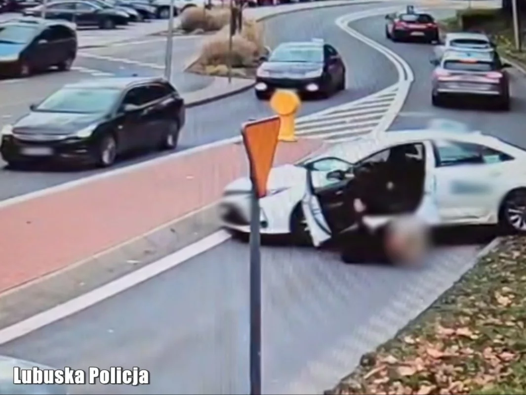 O krok od tragedii przed dworcem PKP. Wszystko nagrały kamery