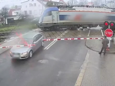 Niebezpieczna sytuacja na przejeździe kolejowym w Świebodzinie