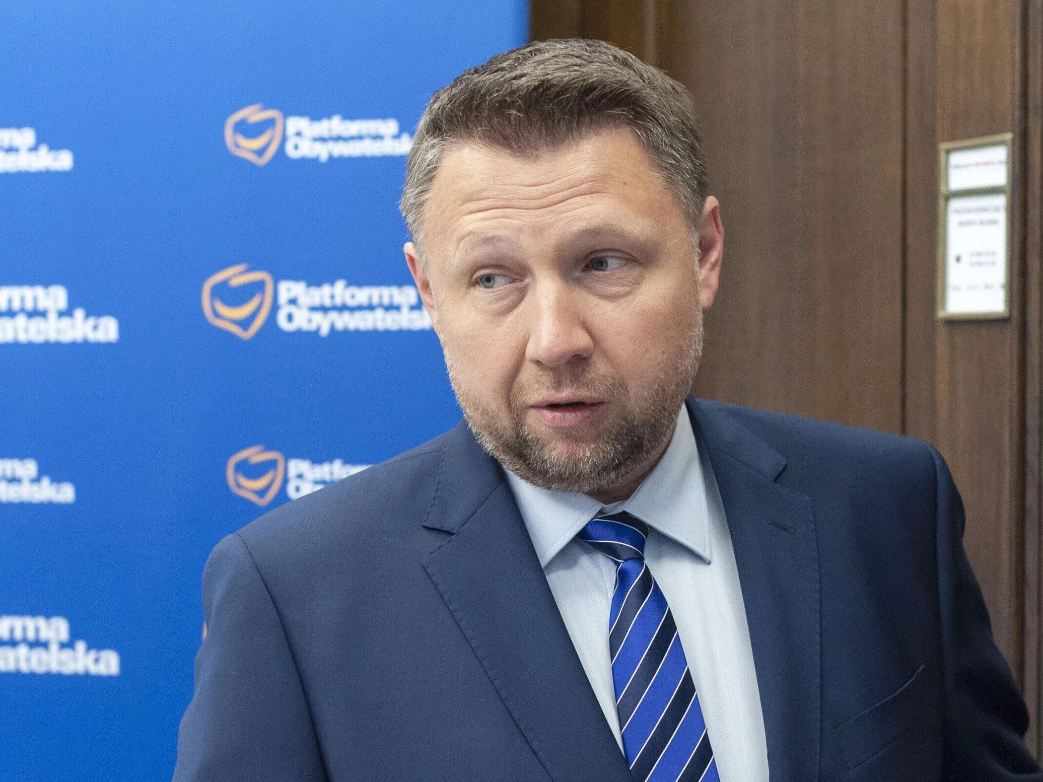 O prawdziwym władcy Warszawy i milionach w pewnych meblach. „Niedyskrecje do słuchania”