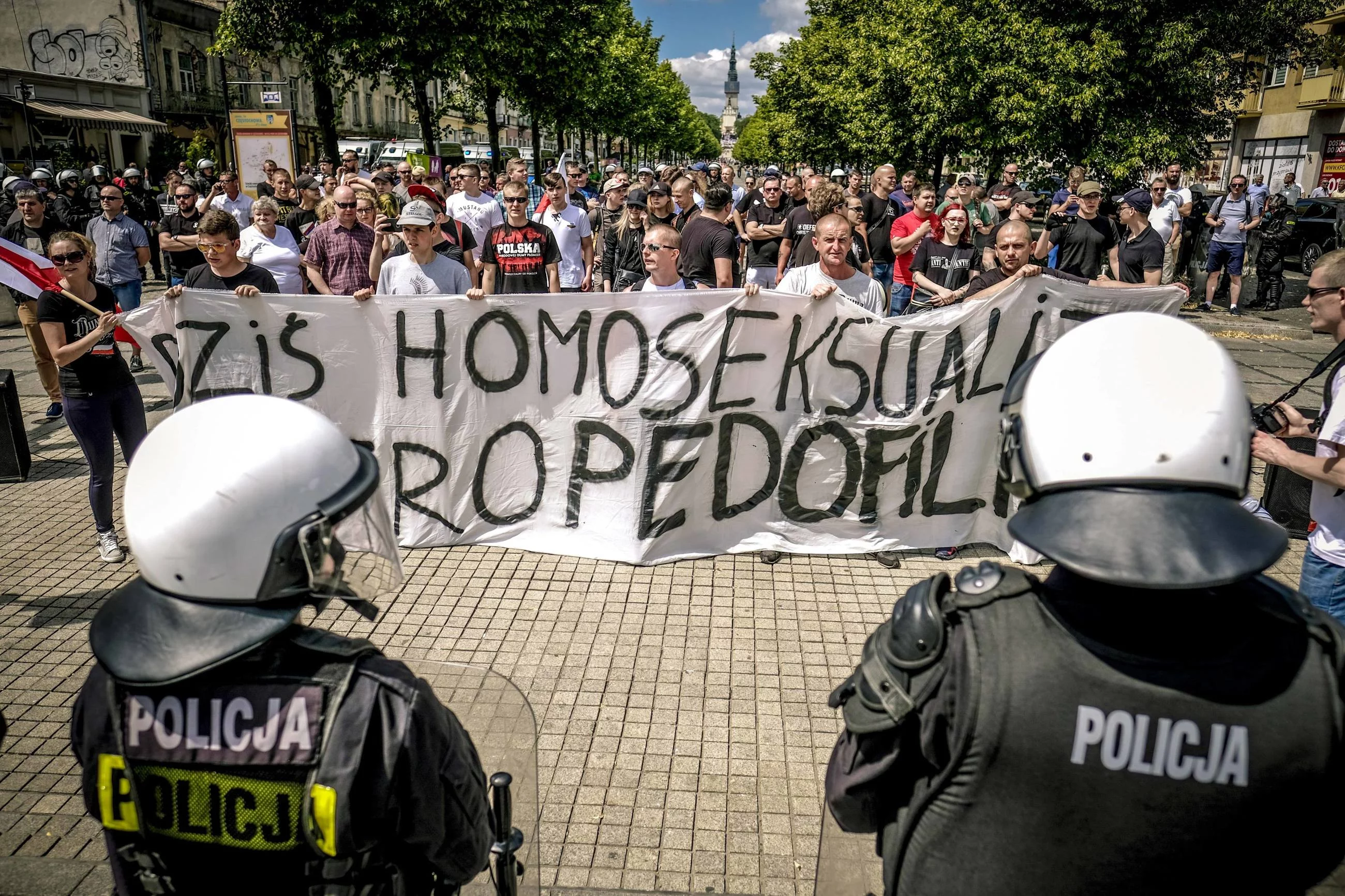 Kontrmanifestanci przeciwni Marszowi Równości w Częstochowie