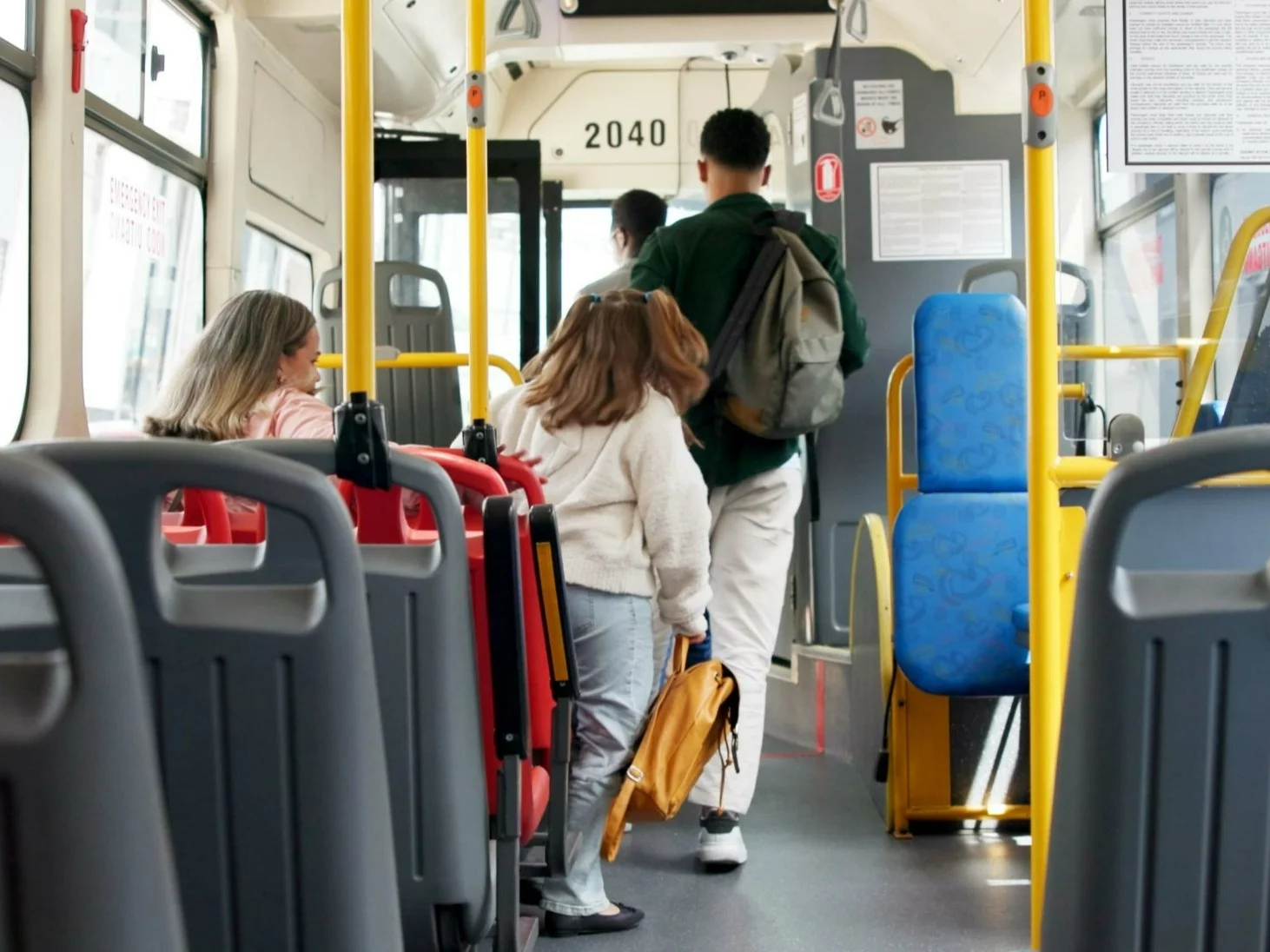 Ludzie w autobusie