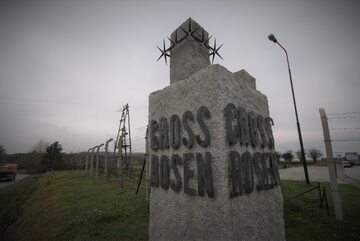 Obelisk przed wjazdem na teren obozu Gross Rosen