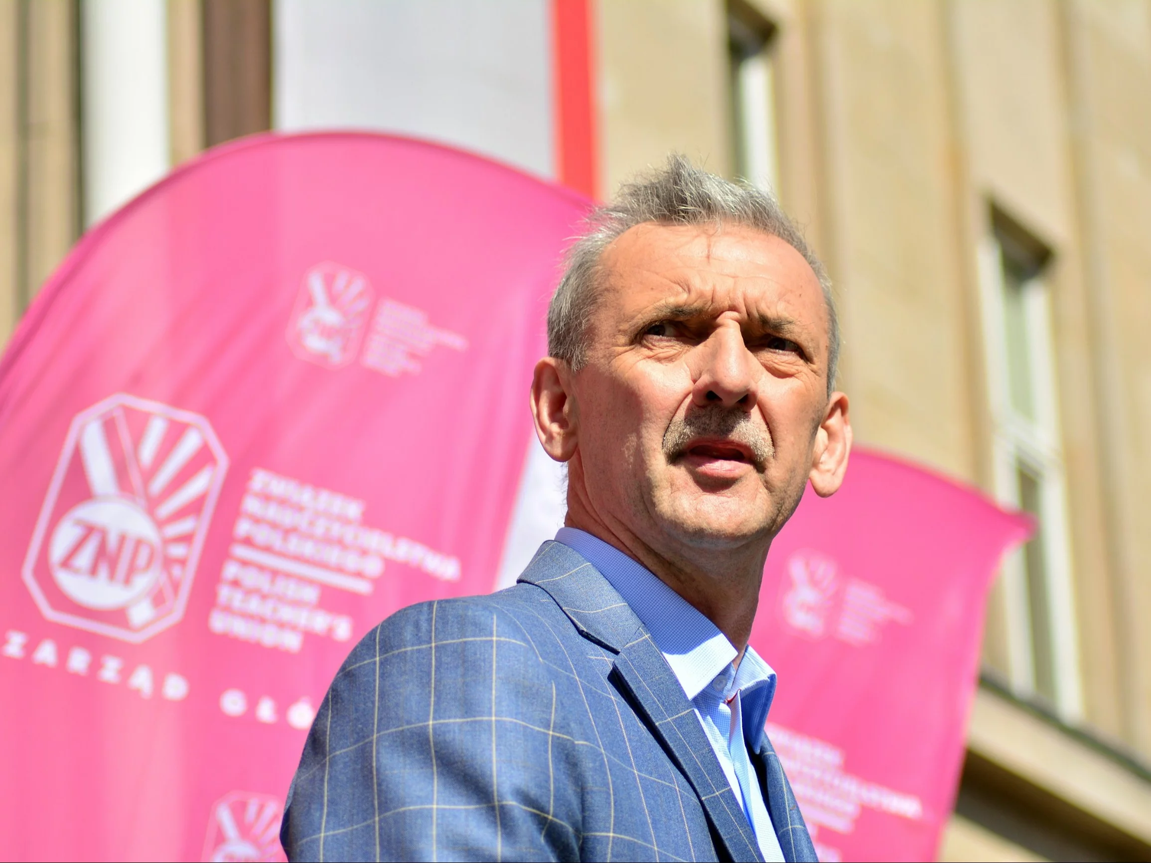 Oberwało się MEN. Szef ZNP: Edukacja ma ważniejsze problemy