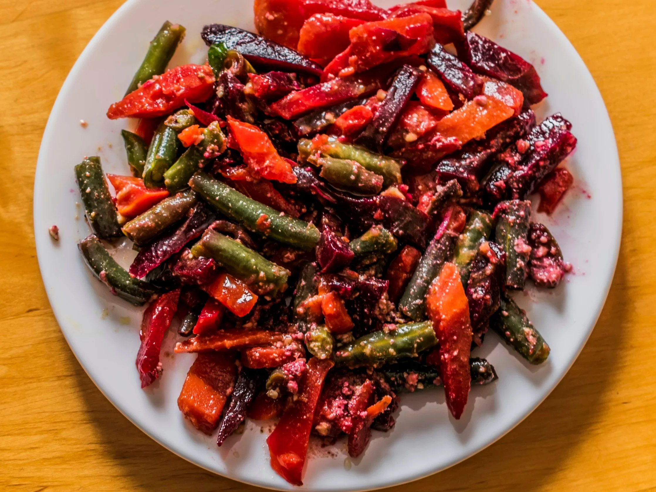 Sałatka ze szparagów, buraka i marchewki