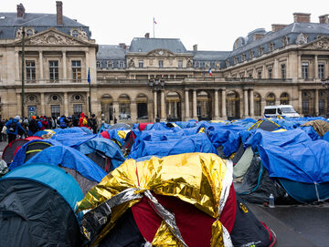 Obóz migrantów w Palais Royal w Paryżu