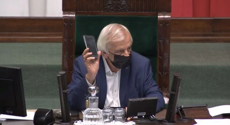 Ryszard Terlecki pokazuje znaleziony telefon w Sejmie