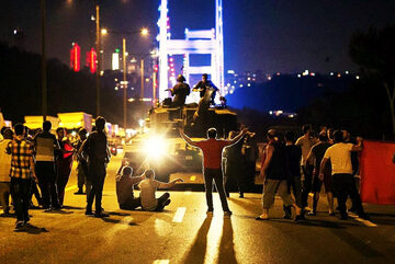 Obywatele Turcji powstrzymują wojskowy zamach stanu