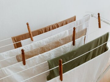 Ocet dodany do prania i płukania sprawia, że tkaniny są miękkie i mają żywe barwy