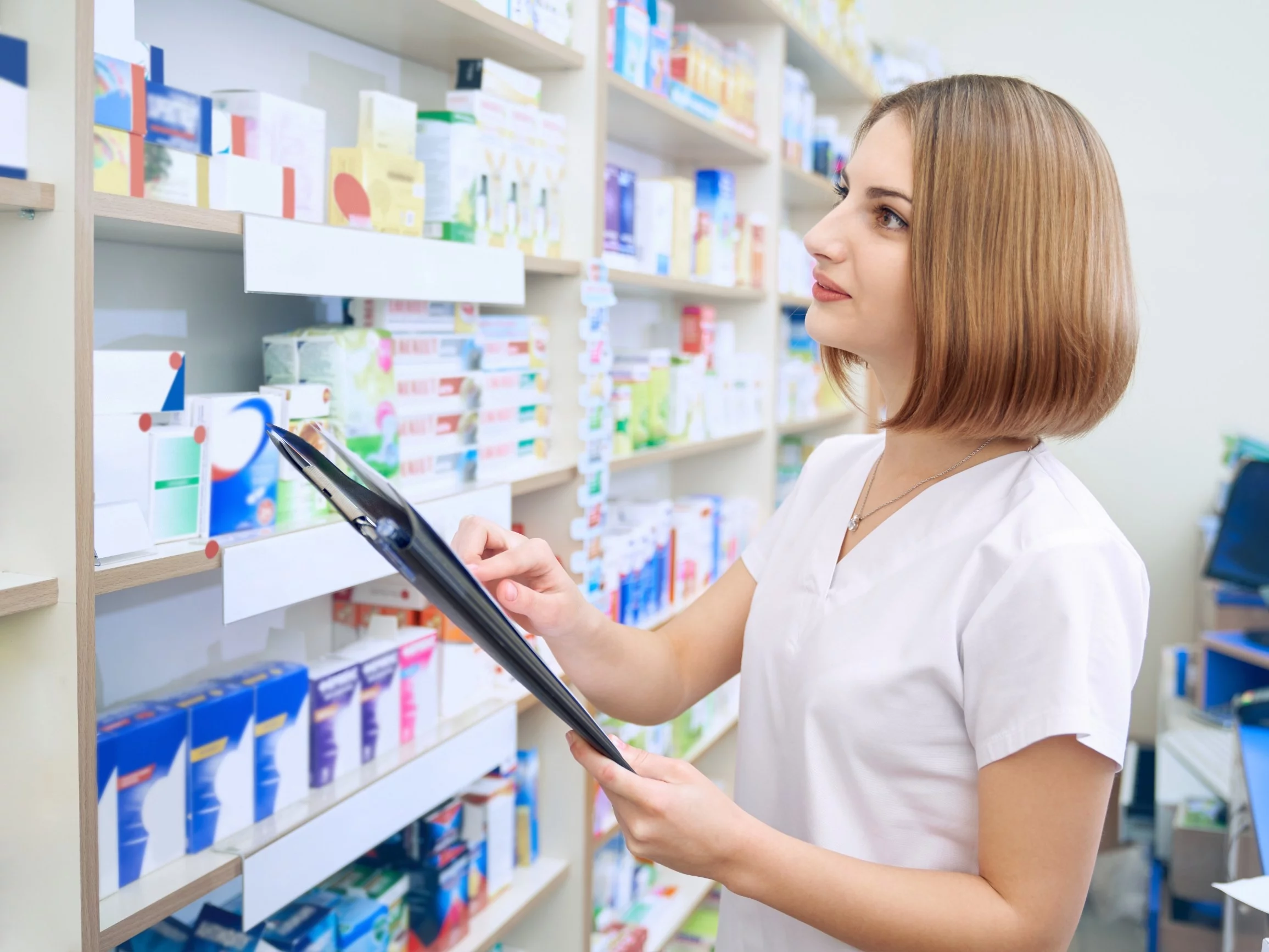 Farmaceutka w aptece, zdjęcie ilustracyjne