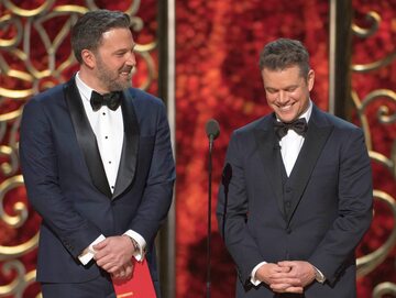 Od lewej: Ben Affleck i Matt Damon na 89. ceremonii rozdania Oscarów