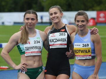 Od lewej: Kryscina Cimanouska, Natalia Kaczmarek, Martyna Kotwiła